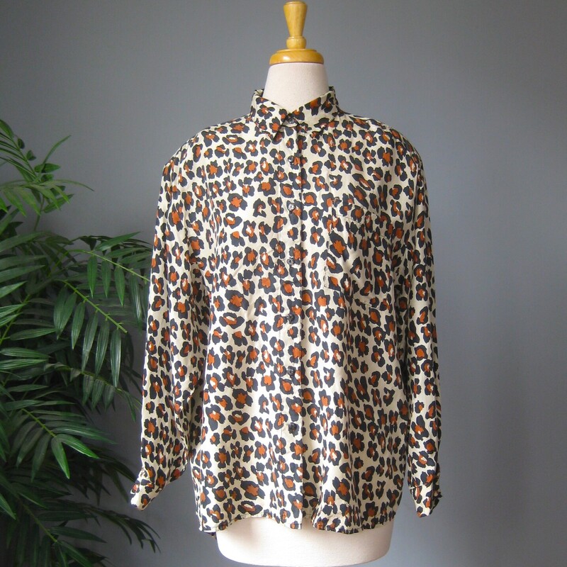 Vintage silk shirt from the 1980s by Robert Stock.
Very lightweight washed silk in classic animal print.
Big shoulder pads, single simple chest pocket

The flat measurements are :
Shoulder to shoulder: 18.5
Armpit to Armpit : 23
width at hem: 22
Length from back collar to hem: 28
Underarm sleeve seam length: 19
Excellent condition, no flaws!

Thanks for looking!
#67854