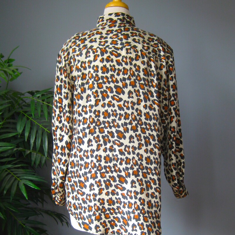 Vintage silk shirt from the 1980s by Robert Stock.<br />
Very lightweight washed silk in classic animal print.<br />
Big shoulder pads, single simple chest pocket<br />
<br />
The flat measurements are :<br />
Shoulder to shoulder: 18.5<br />
Armpit to Armpit : 23<br />
width at hem: 22<br />
Length from back collar to hem: 28<br />
Underarm sleeve seam length: 19<br />
Excellent condition, no flaws!<br />
<br />
Thanks for looking!<br />
#67854
