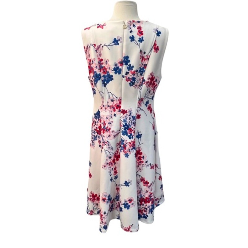 NEW Tommy Hilfiger Dress
Sleeveless
Floral Print
White with Blush, Dark Pink, Perriwinkle, and Dark Blue Floral Design
Size: 14