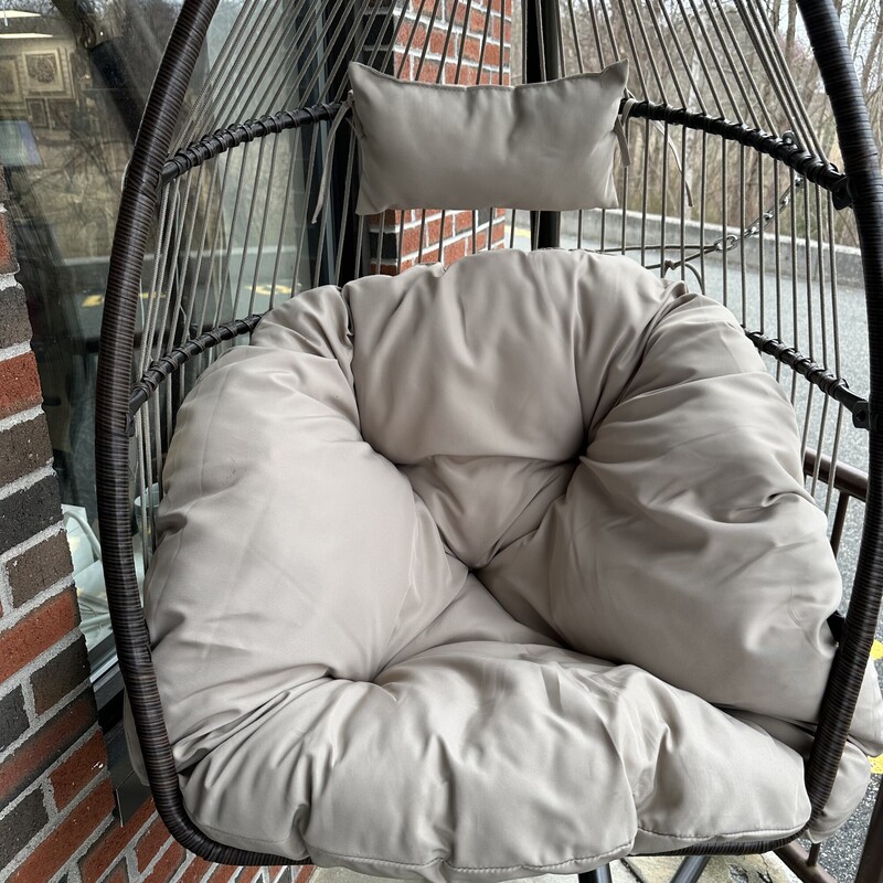 Hanging Egg Chair, Metal Frame<br />
Size: 80H