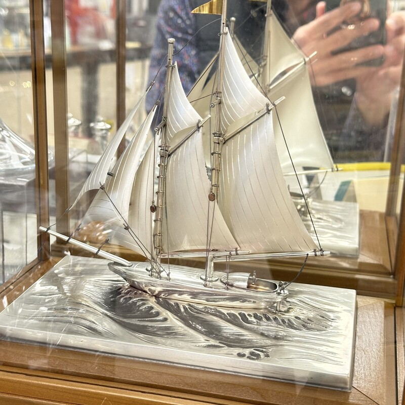 Japanese Silver Ship, Marked 995 Silver... includes glass display case<br />
Size: 10.5x11.5