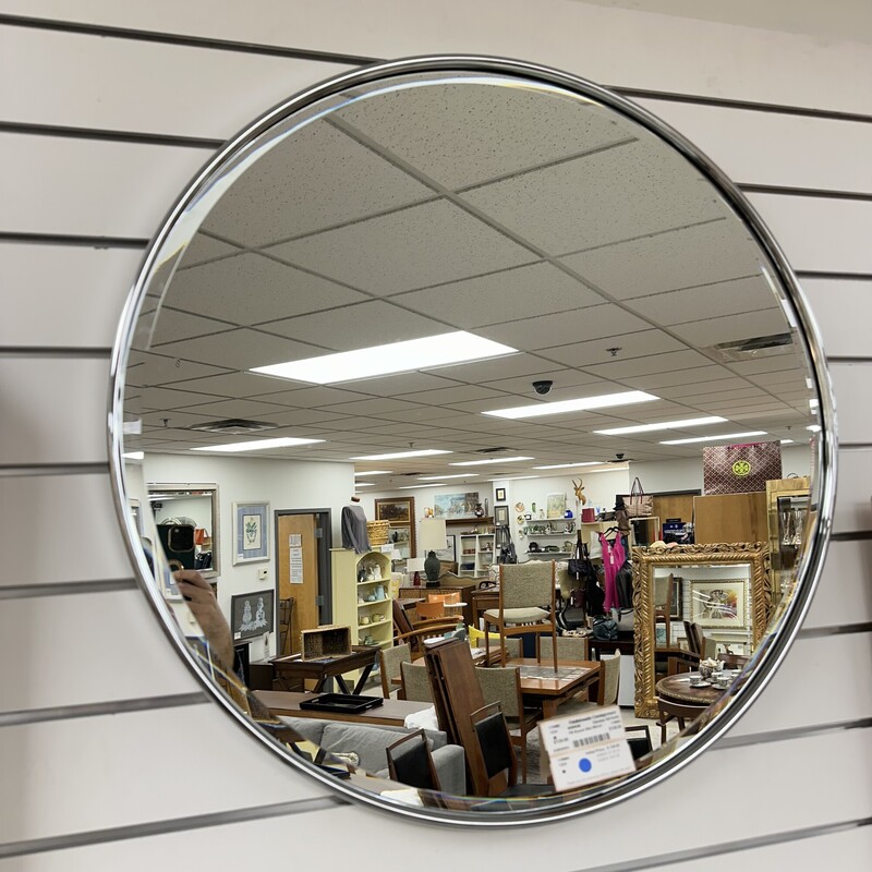 Pottery Barn Round 30in Mirror, Chrome. Retails for $400!<br />
Size: 32in