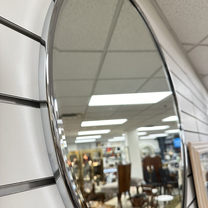 Pottery Barn Round 30in Mirror, Chrome. Retails for $400!<br />
Size: 32in