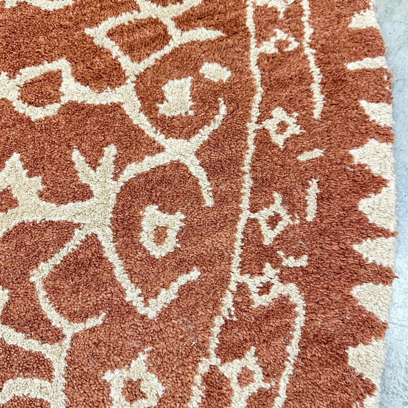 Round Pottery Barn Rug, Rusty/White<br />
Size: 8 Ft