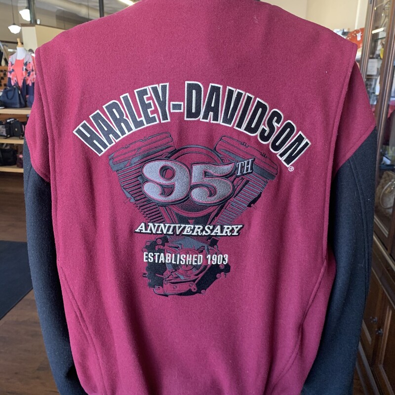 HarleyDavidsonBomberJacke, Red+B, Size: Medium<br />
All Sales are final.<br />
Pick up in store within 7 days of purchase or have it<br />
shipped.<br />
<br />
<br />
Thanks for Shopping With Us:)