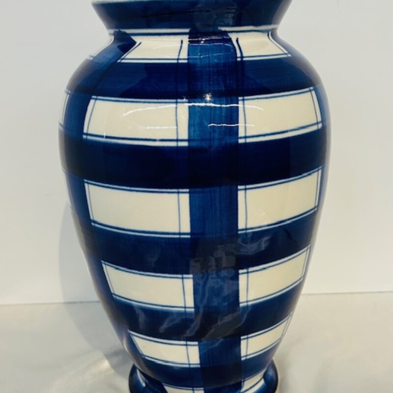 Plaid Ceramic Vase
White Blue
Size: 8x11.5H