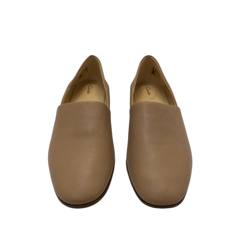 New Clarks Pure Tone Slip On Loafer<br />
Leather<br />
Color: Nude<br />
Size: 10