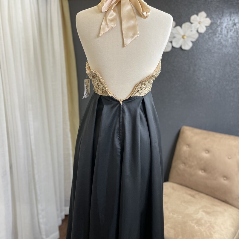 B Darlin Halter Dress, Blk/gold embellishments,<br />
Size: 5/6<br />
This Dress Has Pockets!<br />
<br />
All Sales Final<br />
No Returns<br />
<br />
Shipping Available<br />
or<br />
Pick Up In Store Within 7 Days of Purchase