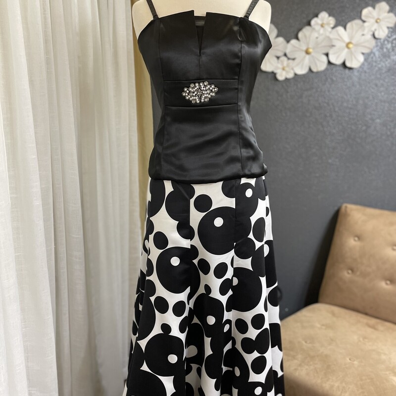 2pc VENUS Tank/shirt Dot, Black and White, Size: 4
Beautiful  Dress for Prom or any Formal!
All Sales Are Final. No Returns.
Pick Up In Store Within 7 Days Of Purchase
Or
Have It Shipped

Thank You For Shopping With Us  :-)