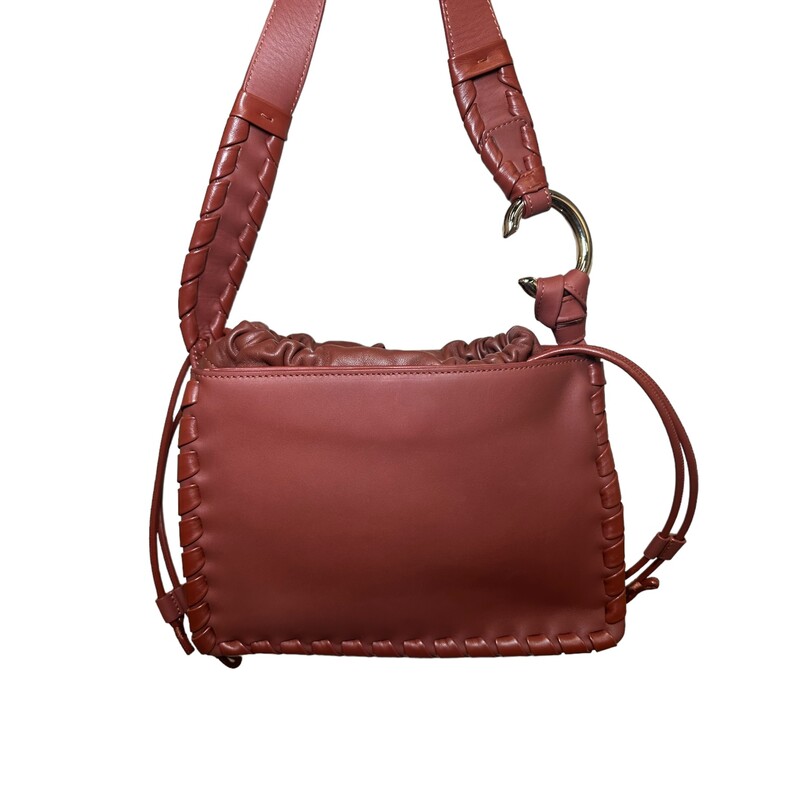 Chloe Mate Gusset, Brown, Size: OS<br />
<br />
Dimensions:<br />
10.5in wide x 7.5in high x 3.5in deep<br />
<br />
Mate Gusset Leather Shoulder Bag in sepia brown leather and gold-tone hardware with magnetic compartments