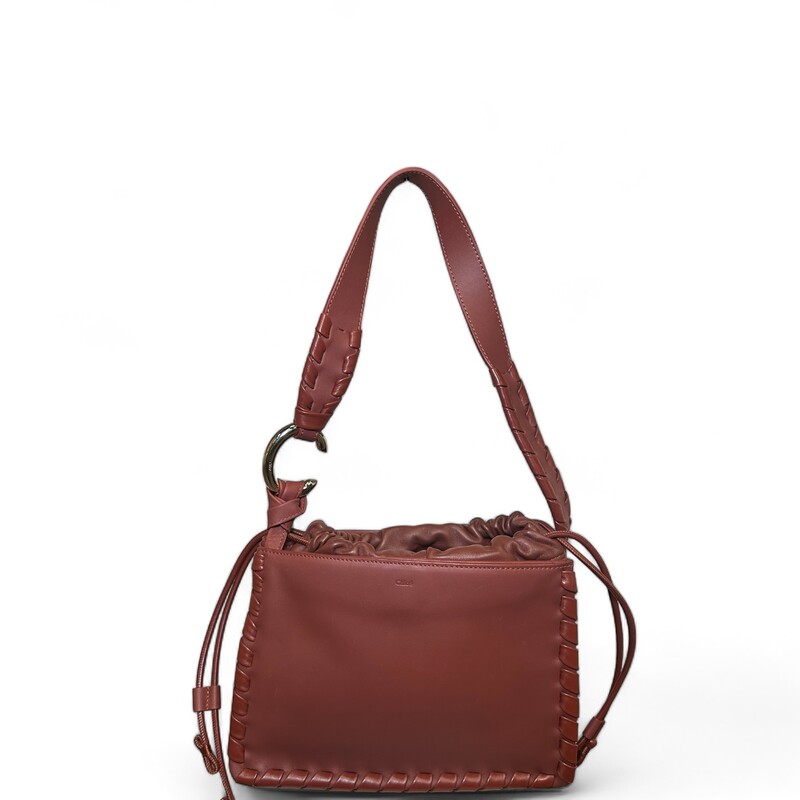 Chloe Mate Gusset, Brown, Size: OS

Dimensions:
10.5in wide x 7.5in high x 3.5in deep

Mate Gusset Leather Shoulder Bag in sepia brown leather and gold-tone hardware with magnetic compartments