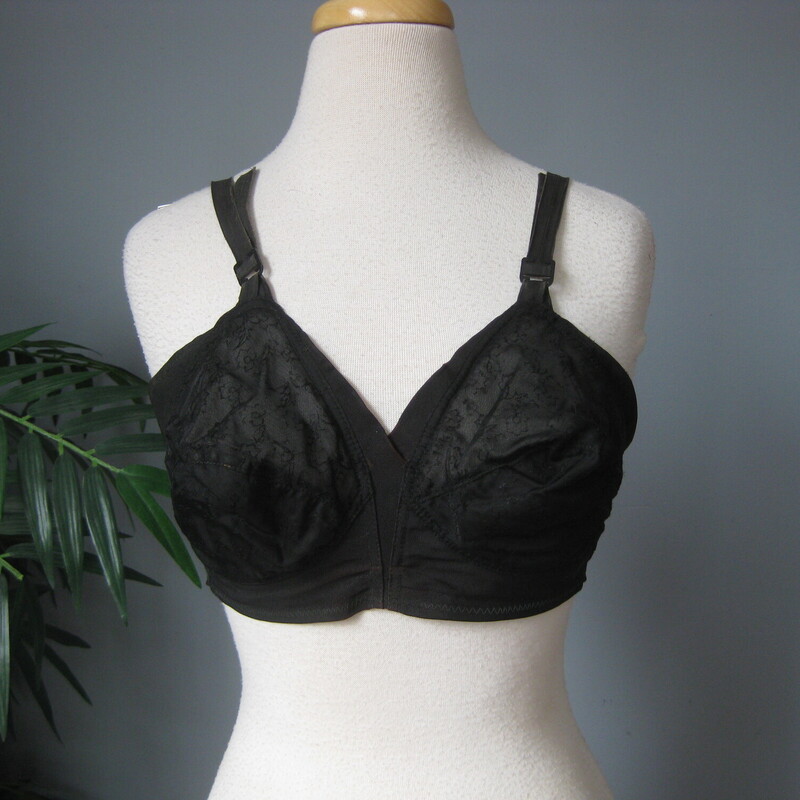 Vtg Suzanne Bullet Bra, Black, Size: 34 D
Structured Black full coverage bra by Lady Suzanne
Good condition.

It's quite old, probably 1950s.  It has two rows of hooks.
Also adjustable straps, these were made without elastic.
the band has some stretch left and measures 32 end to end.
marked size 34D


thanks for looking!
#70425