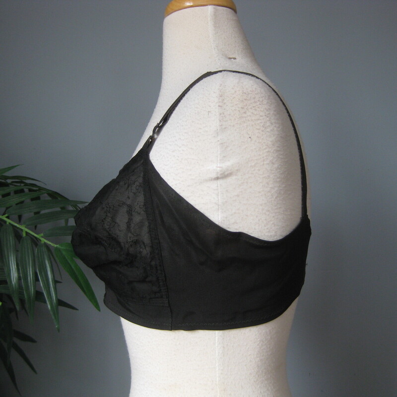 Vtg Suzanne Bullet Bra, Black, Size: 34 D<br />
Structured Black full coverage bra by Lady Suzanne<br />
Good condition.<br />
<br />
It's quite old, probably 1950s.  It has two rows of hooks.<br />
Also adjustable straps, these were made without elastic.<br />
the band has some stretch left and measures 32 end to end.<br />
marked size 34D<br />
<br />
<br />
thanks for looking!<br />
#70425