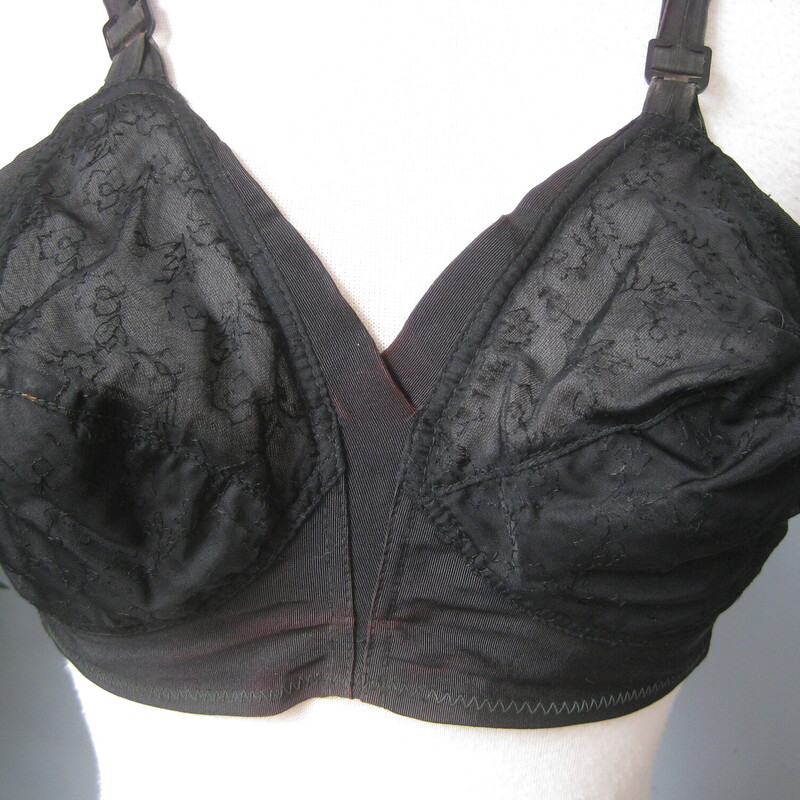 Vtg Suzanne Bullet Bra, Black, Size: 34 D<br />
Structured Black full coverage bra by Lady Suzanne<br />
Good condition.<br />
<br />
It's quite old, probably 1950s.  It has two rows of hooks.<br />
Also adjustable straps, these were made without elastic.<br />
the band has some stretch left and measures 32 end to end.<br />
marked size 34D<br />
<br />
<br />
thanks for looking!<br />
#70425
