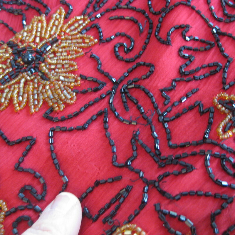 Vtg A. Papell Beaded, Red/blk, Size: Medium
fabulous sequined jacket from Papell Boutique Evening
Red silk opulently beaded with black, gold and red beading in an abstract design.
Single hook and eye closure at the neck.
made in India
Excellent condition with a minor bead loss in high friction areas, like where the sleeve rubs against the body.
Size Medium
Shoulder to shoulder: 16.25
armpit to armpit: 19.75
length: 21
width at hem: 19.5
underarm sleeve seam: 16

thanks for looking!
#69165