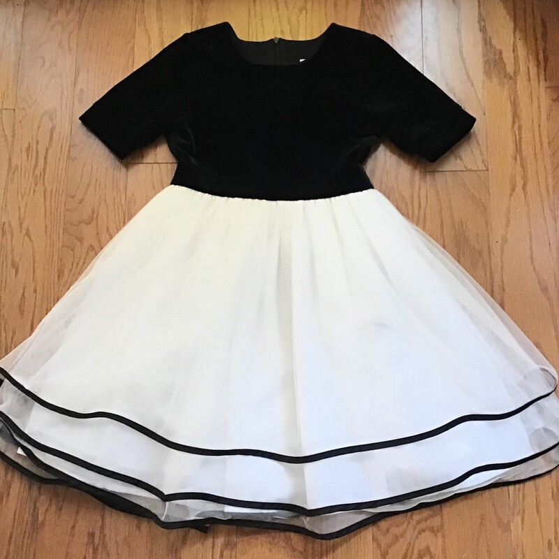 Chasing Fireflies Dress, BW, Size: 8

beautiful dress very well made

top is velvet

full tulle skirt

FOR SHIPPING: PLEASE ALLOW AT LEAST ONE WEEK FOR SHIPMENT

FOR PICK UP: PLEASE ALLOW 2 DAYS TO FIND AND GATHER YOUR ITEMS

ALL ONLINE SALES ARE FINAL.
NO RETURNS
REFUNDS
OR EXCHANGES

THANK YOU FOR SHOPPING SMALL!