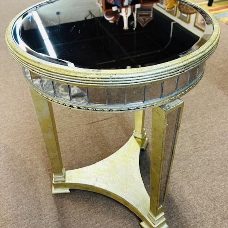Round Mirrored Borghese Accent Table
AS IS- Slight scratch on top
Gold and Silver
Size: 20.5x26.5H