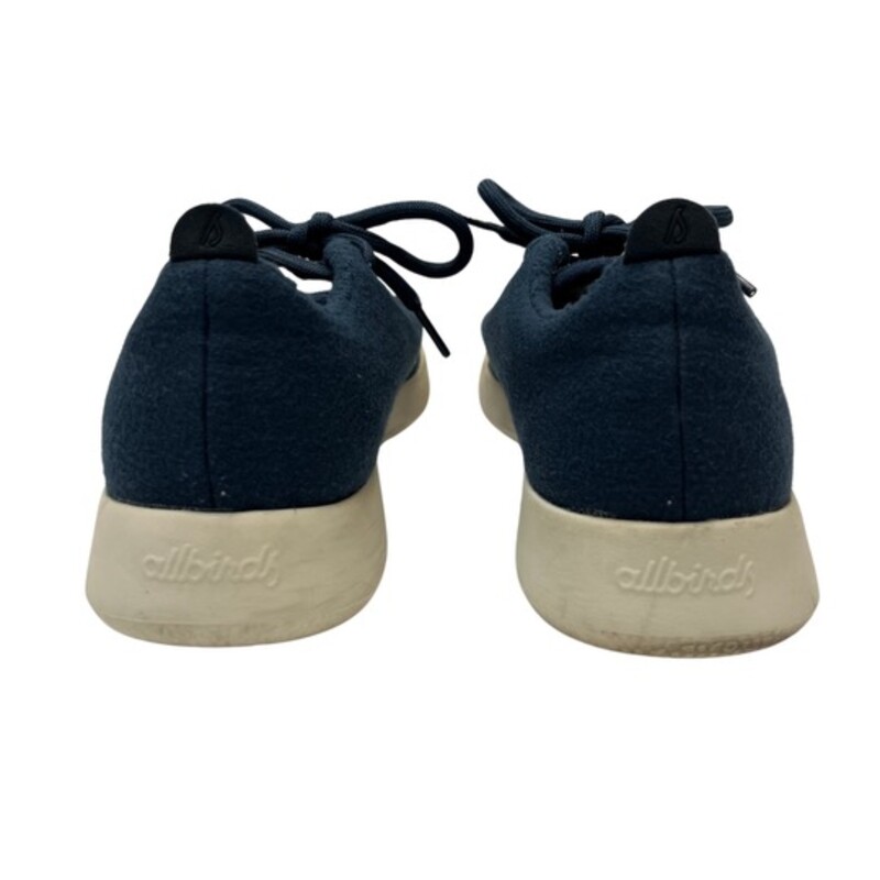 Allbirds Sneakers<br />
Made with New Zealand Wool<br />
Color: Navy<br />
Size: 8