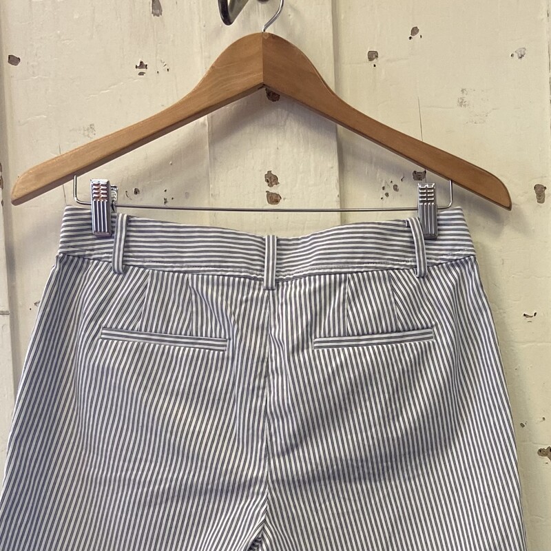 Wht/cham Stripe Shorts<br />
Wht/blue<br />
Size: 4