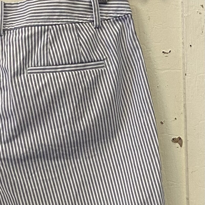 Wht/cham Stripe Shorts
Wht/blue
Size: 4