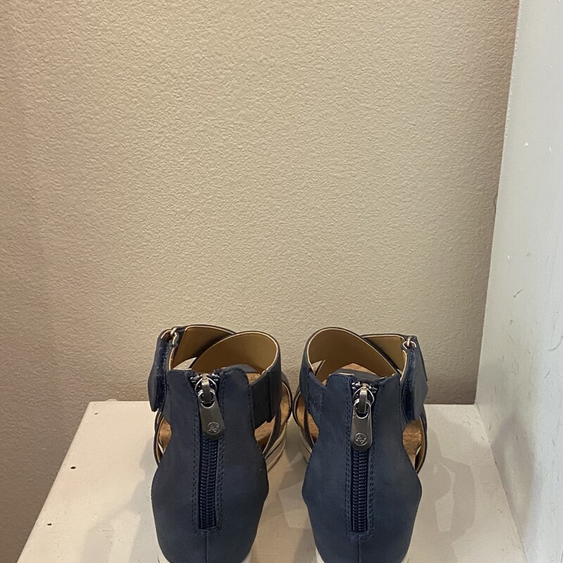 EUC Blu Crk Wedge Sandal<br />
Blue<br />
Size: 7