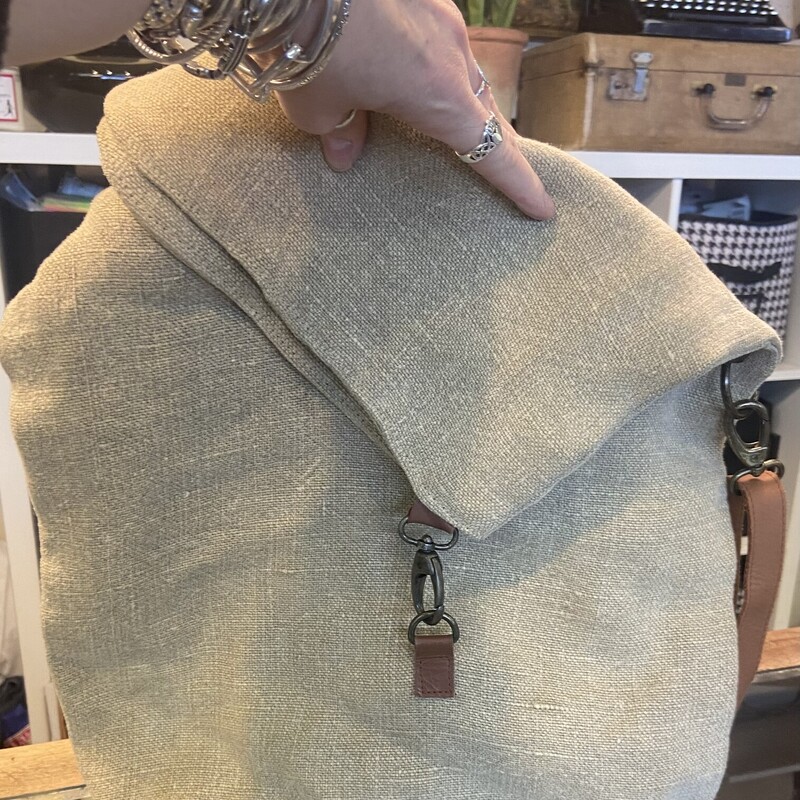 Jute/lther Fold Over Bag<br />
Jute/brw<br />
Size: R $113