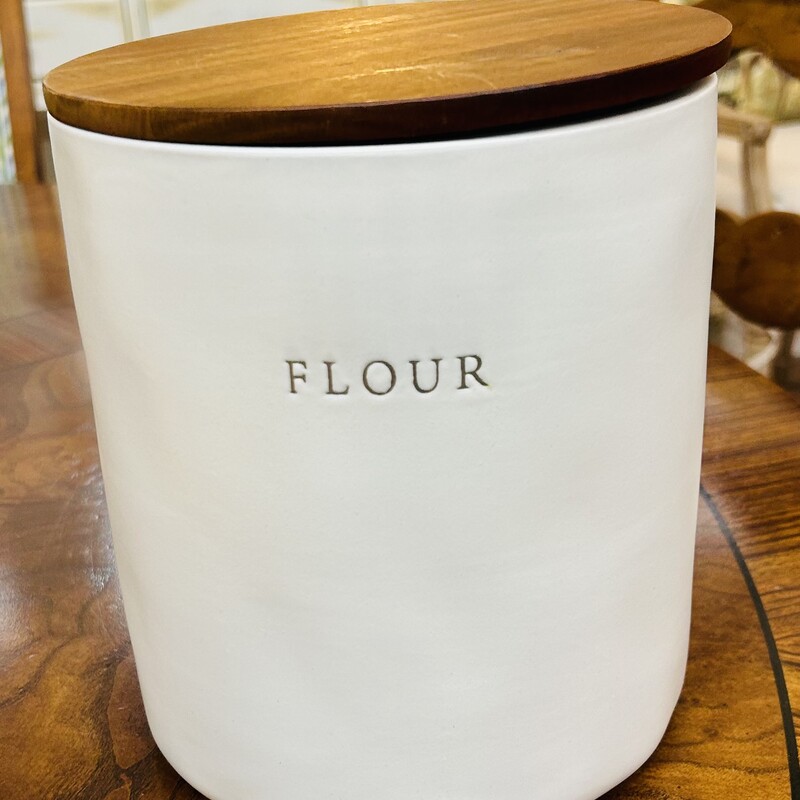 Hearth & Hand Stoneware Flour Canister
White Brown Gray
Size: 6 x 6.5H