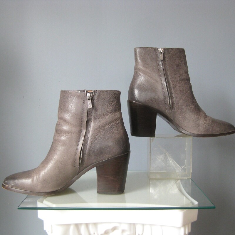 Frye Ankle Leather, Gray, Size: 10<br />
Frye ankle boots in gray leather with black block heel.<br />
Side Zippers<br />
blocked 3.5 heel<br />
pre-owned some scuffs.<br />
<br />
thanks for looking!<br />
#71607