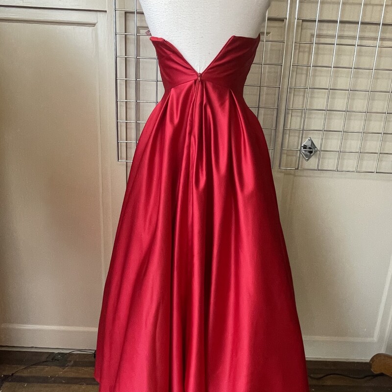 Ediths Strapless Gown, Red, Size: 8<br />
This Beautiful Strapless Red Gown Has Pockets ! Perfect for theat girl on the go ! Lipgloss and Phone Goes Right With Her !<br />
All Sale Are Final<br />
No  Returns<br />
Pick Up In Store Only