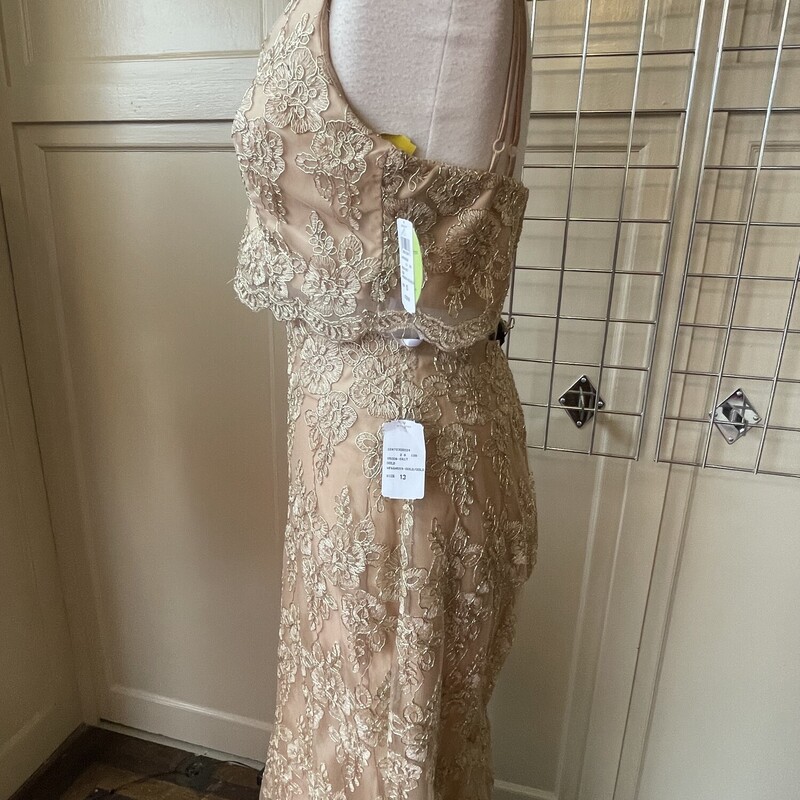 NEW Windsor 2 Piece Formal<br />
RETAIL PRICE:$129.90<br />
Gold<br />
Size: 13<br />
NO RETURN ON PROM DRESSES