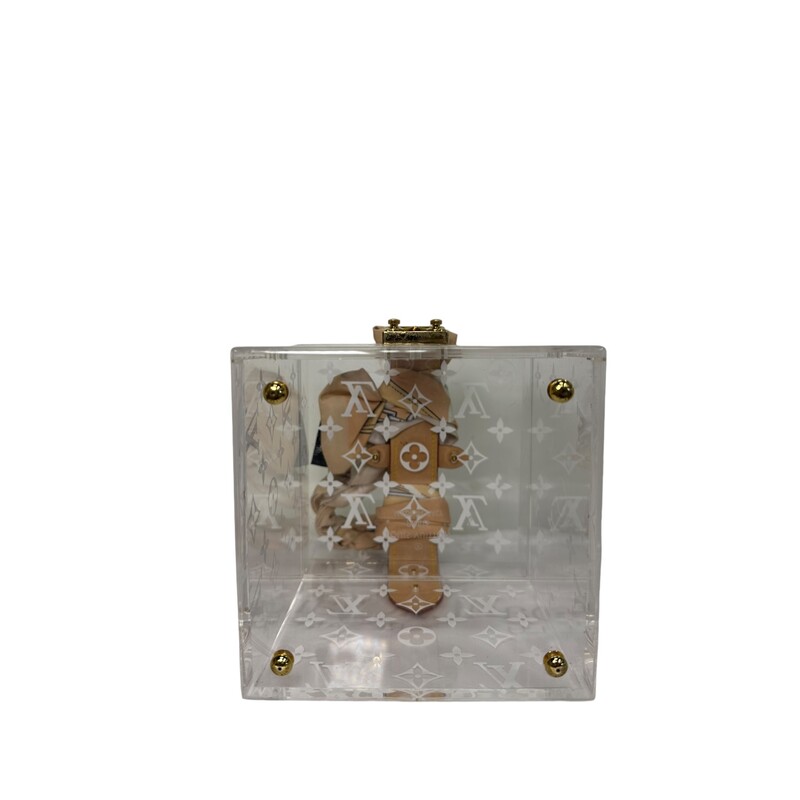 Louis Vuitton Cube Scott, Monogram, Size: OS<br />
<br />
Note: Piece of plexiglass missing on both back corners and small in front.<br />
<br />
Scarves inlcluded<br />
<br />
Dimensions: 5W x 5.5H x 5D