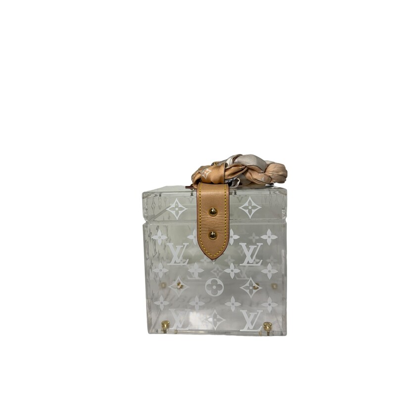 Louis Vuitton Cube Scott, Monogram, Size: OS

Note: Piece of plexiglass missing on both back corners and small in front.

Scarves inlcluded

Dimensions: 5W x 5.5H x 5D