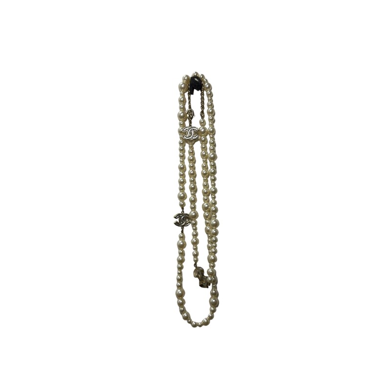 Chanel Pearl Necklace<br />
2012 Fall Collection<br />
Gripoix CC Poured Glassed Detail<br />
42 Total inches