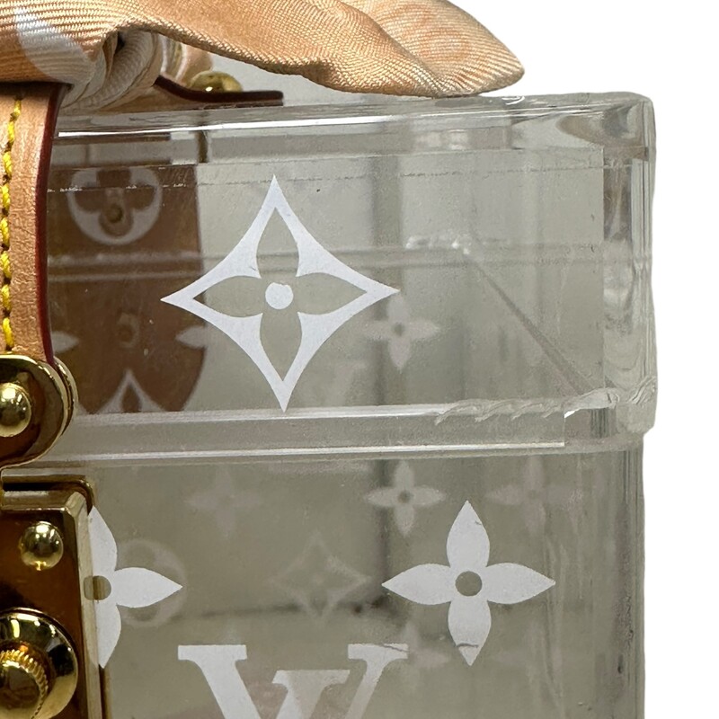 Louis Vuitton Cube Scott, Monogram, Size: OS<br />
<br />
Note: Piece of plexiglass missing on both back corners and small in front.<br />
<br />
Scarves inlcluded<br />
<br />
Dimensions: 5W x 5.5H x 5D