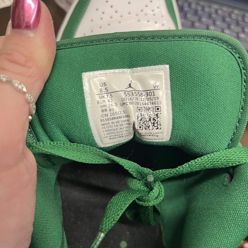 Excellent preloved condition!!<br />
<br />
Jordan 1 Low 'Pine Green' Low Top Sneakers<br />
From the 2020 Collection<br />
Green Leather<br />
Colorblock Pattern<br />
Patent Leather Trim<br />
Round-Toes<br />
Lace-Up Closure at Uppers