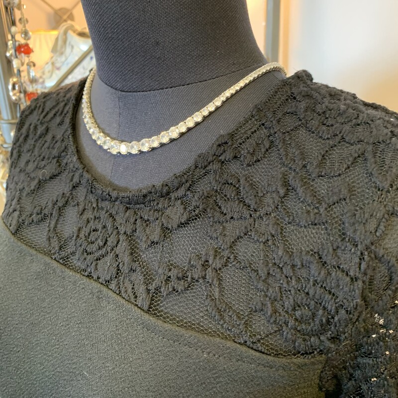 Reitmans Dress,<br />
Colour: Black with lace shoulder piece and sleeves, Size: Medium