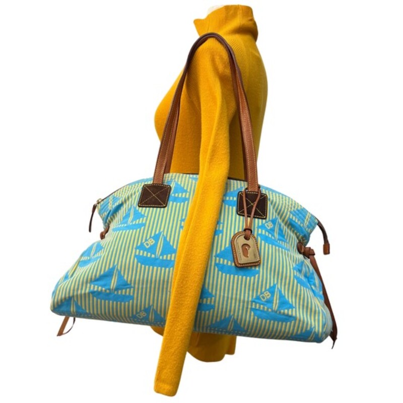 Dooney&Bourke Sailboat Tote
Perfect for Vacations or a Beach Day!
Colors: Sunshine Yellow and Sky Blue
Leather Accents