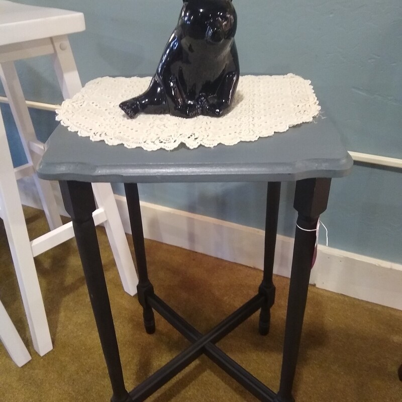 Blue/Black Side Table

Nice side table with black legs and a blue/gray top.

Size: 15 in wide X 15 in deep X 26 in high