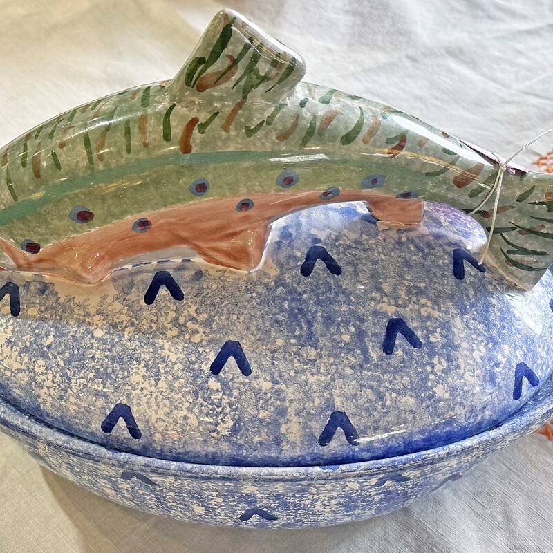 Mesa Casserole W/ Fish Top
Size: 12 X 8 X 10
Blue and white oval casserole with a large
fish serving as the handle for the top.
This is unique and in excellent condition.