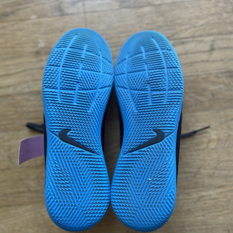 IndoorNikeSoccer Shoes, BlkBlue, Size: 7.5<br />
All Sales Final<br />
Shipping Available<br />
or Pick Up In Store within 7 days of purchase<br />
<br />
Thank you for Shopping With Us:-)