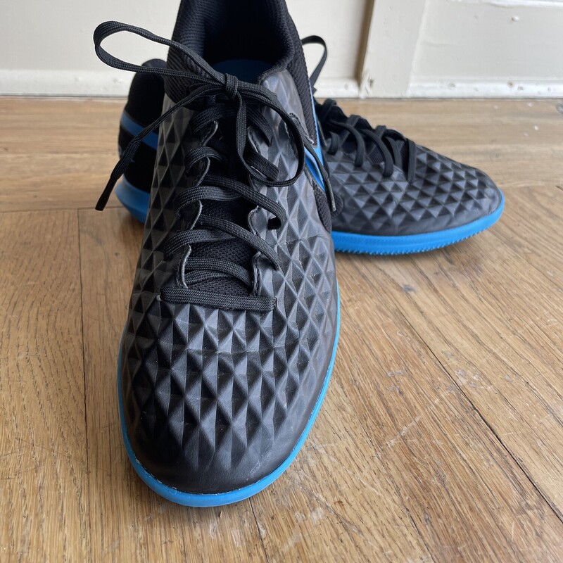 IndoorNikeSoccer Shoes, BlkBlue, Size: 7.5
All Sales Final
Shipping Available
or Pick Up In Store within 7 days of purchase

Thank you for Shopping With Us:-)