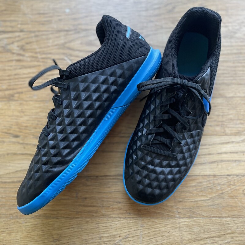 IndoorNikeSoccer Shoes, BlkBlue, Size: 7.5
All Sales Final
Shipping Available
or Pick Up In Store within 7 days of purchase

Thank you for Shopping With Us:-)
