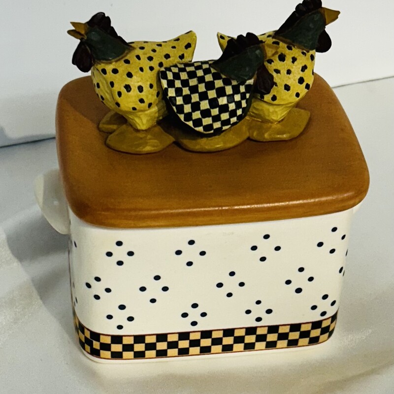 Williraye Studio Chickens Checkered
Poured Candle Box
Tan Brown Black
Size: 5 x 3 x 5H
