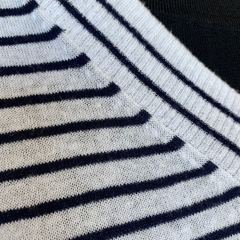 Gap Vneck Striped,<br />
Colour: White and black,<br />
Size: Medium,<br />
Material: 55% linen blend