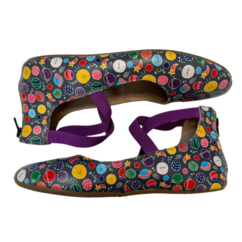 Monkey Feet Flats<br />
Solar System Print<br />
Elastic Ankle Straps<br />
Gray with a Rainbow of Colors<br />
Size: 8.5