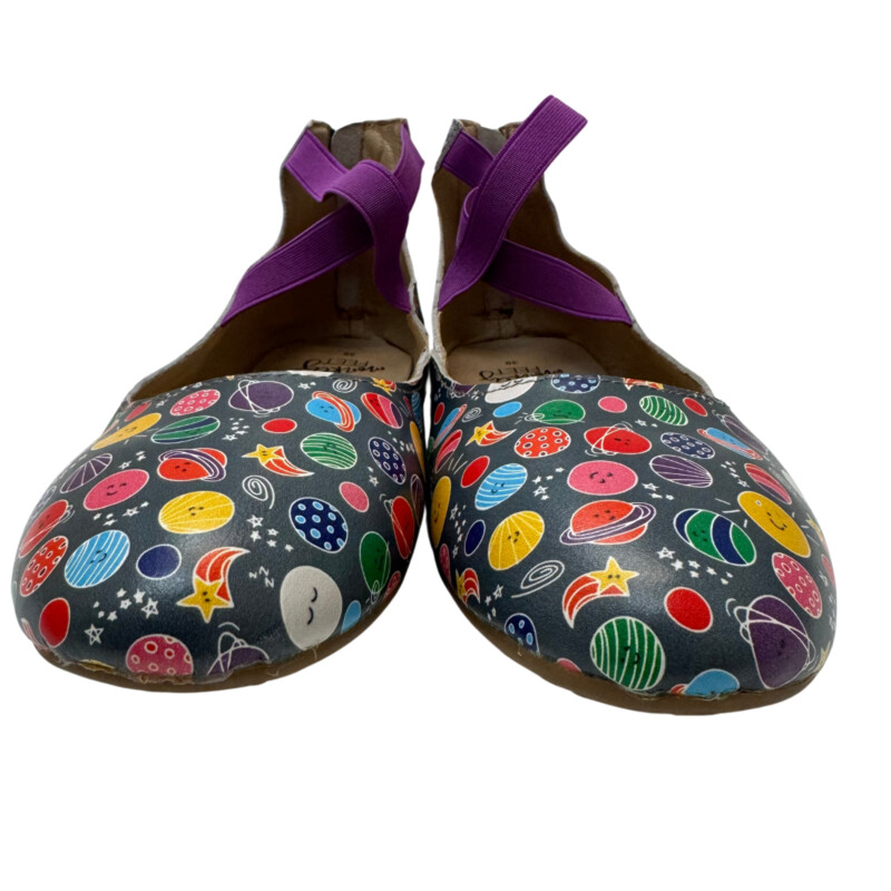 Monkey Feet Flats
Solar System Print
Elastic Ankle Straps
Gray with a Rainbow of Colors
Size: 8.5