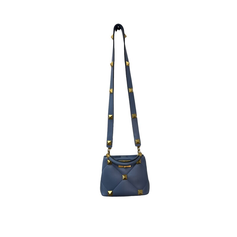 Valentino Roman One Stud
Roman Stud Top Handle Bag Quilted Leather Small
Exterior Material: Leather
Exterior Color: Blue
Interior Material: Leather
Interior Color: Blue

Hardware Color: Aged Gold

Dimensions: : Handle Drop 4, Height 7, Width 7,
Depth 5, Strap Drop 21