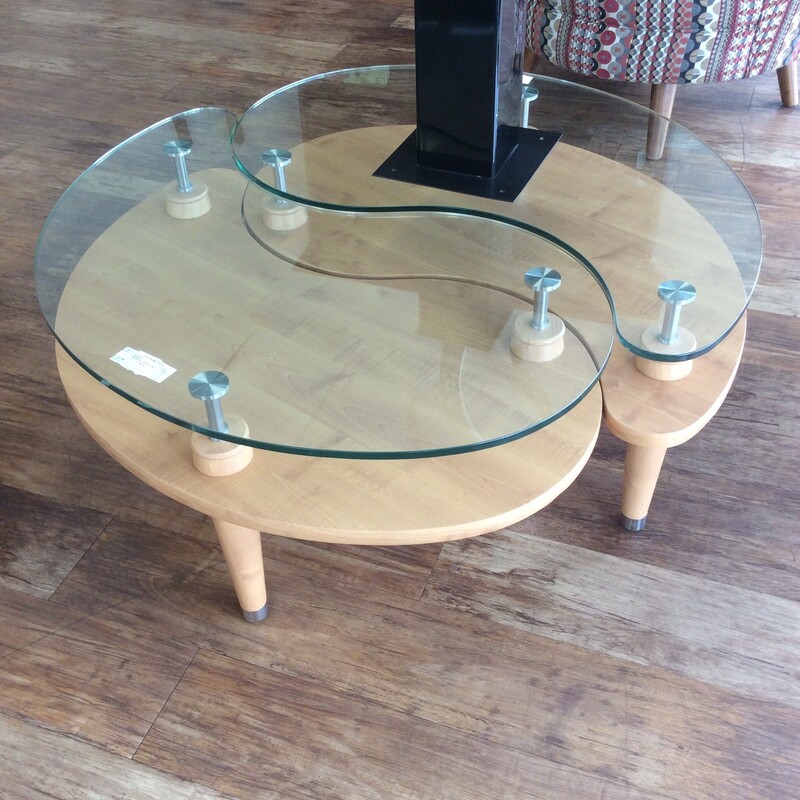 Pair of mid century modern style kidney shaped cocktail table.  This beech tone wood veneer table features a raised glass surface, with lower wood shelf area.  Size:  37x18x21