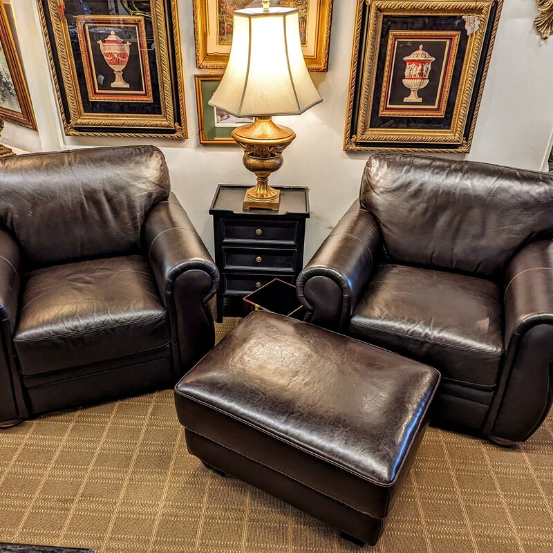 2 Chateau DAx Chairs+Ottoman
Black Brown Bonded Leather
Chair Size: 39x37x34H
Ottoman Size 31x22x17H
3 Pc Set