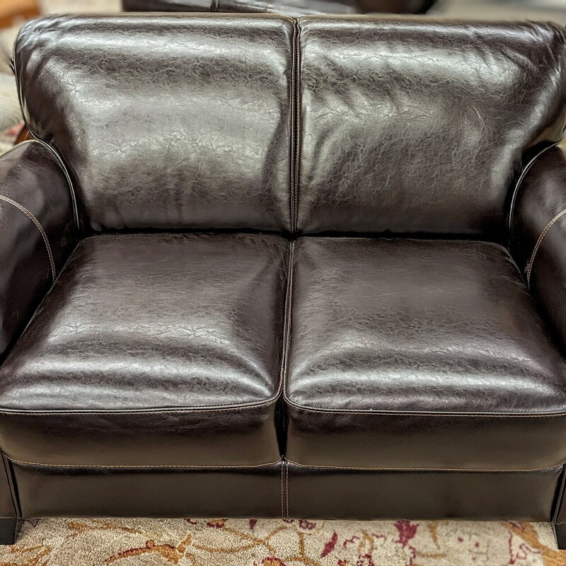 Chateau DAx Leather Loveseat
Black Brown 3 Cushion Leather
Size: 79x38x33H
Retail $1800+
Matching Sofa and Ottomans Sold Separately